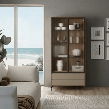 Vitrina Simétrica TIVOLI con cristal Olas y perfil de aluminio negro para salón moderno
