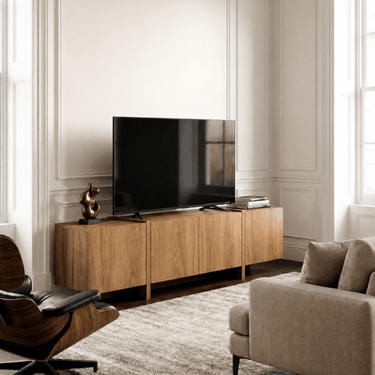 Mueble TV VOLIA Roble de 180 cm con puertas y patas a juego para salón moderno y funcional