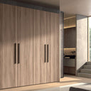 Armario 4 puertas de melamina en tono madera claro, con vetas verticales y tiradores metálicos negros.