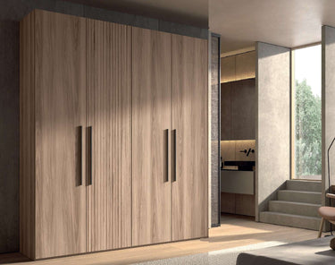 Armario 4 puertas de melamina en tono madera claro, con vetas verticales y tiradores metálicos negros.
