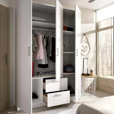 Armario con cajones blanco de 3 puertas y 2 cajones, en diseño moderno con tiradores metálicos, interior organizado para ropa colgada y doblada.