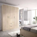 Armario con cajones de 3 puertas y 2 cajones en color natural, fabricado en tablero melamínico resistente con detalles metálicos.