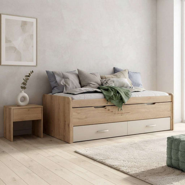Cama compacta de madera clara con cama inferior blanca y cajones integrados; Armario corredero no visible.