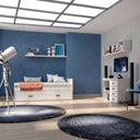 Cama nido de melamina blanca con cama inferior extraíble, cajones frontales y tiradores rectangulares oscuros.