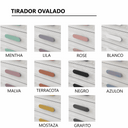 Tirador ovalado alargado de acabado mate, disponible en varios colores. Armario corredero con herrajes decorativos.