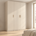 Armario de tres puertas en tono blanco cálido, con acabado liso y tiradores verticales de madera clara.