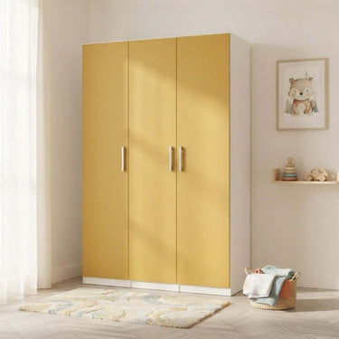 Armario de tres puertas en color mostaza, con acabado liso y tiradores metálicos verticales, de estilo infantil.