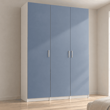 Armario de tres puertas azul grisáceo, con acabado liso y tiradores metálicos plateados verticales.
