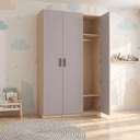 Armario de tres puertas en tonos rosa pálido y madera natural, con tiradores metálicos y un módulo abierto lateral.