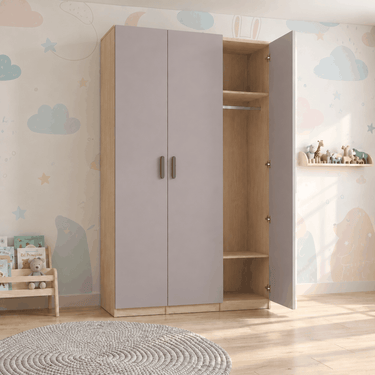 Armario de tres puertas en tonos rosa pálido y madera natural, con tiradores metálicos y un módulo abierto lateral.