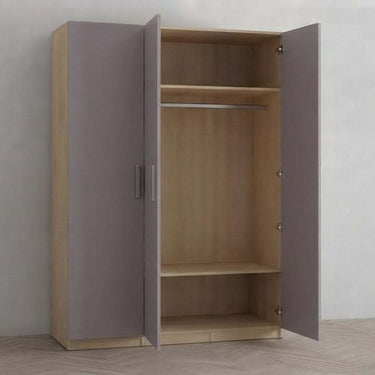 Armario de tres puertas en melamina gris y madera clara, con estante superior, barra para colgar y amplio espacio interior.