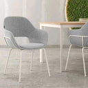 Butaca BRISBANE tapizada con patas metálicas negras y diseño ergonómico elegante