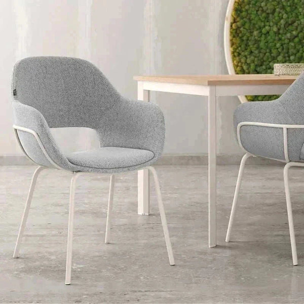 Butaca BRISBANE tapizada con patas metálicas negras y diseño ergonómico elegante