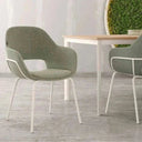 Butaca BRISBANE tapizada con patas metálicas negras y diseño ergonómico en varios colores, fabricada en España.