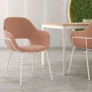 Butaca BRISBANE tapizada con patas metálicas negras, diseño ergonómico, colores variados, fabricada en España, entrega en 20 días.