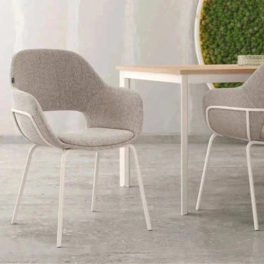 Butaca de salón BRISBANE tapizada con patas metálicas negras disponible en cinco colores y fabricada en España