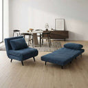Butaca cama azul tapizada en tela texturizada, con asiento y respaldo acolchados, patas metálicas negras y extensión desplegada.
