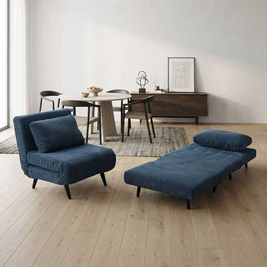 Butaca cama azul tapizada en tela texturizada, con asiento y respaldo acolchados, patas metálicas negras y extensión desplegada.