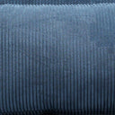 Butaca cama azul de tela texturizada con acanalado vertical fino, un tapizado suave de aspecto uniforme.