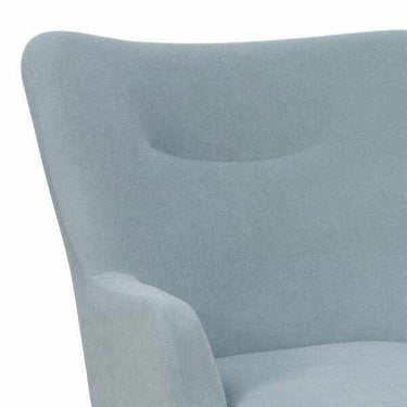 Butaca INDO azul velvet con brazos y reposapiés en salón moderno