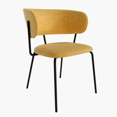Butaca tapizada en color mostaza con patas metálicas negras, diseño moderno y asiento acolchado confortable.