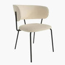 Butaca tapizada en color nácar con asiento y respaldo acolchados, patas metálicas negras y diseño estilizado.