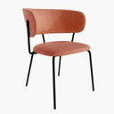 Butaca tapizada en color salmón con asiento y respaldo acolchados, patas metálicas negras y diseño estilizado.