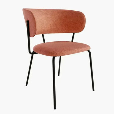 Butaca tapizada en color salmón con asiento y respaldo acolchados, patas metálicas negras y diseño estilizado.