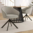 Butaca VERONA tapizada con base giratoria de 360 grados y patas metálicas negras en salón comedor