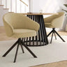 Butaca Verona tapizada con base giratoria y patas metálicas negras en salón comedor