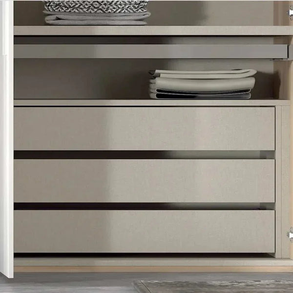 Cajonera interior de tres cajones, en acabado textil beige claro con frentes lisos y guías telescópicas.