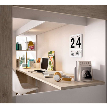 Cama alta de madera natural con alistado, incluye mesa de estudio integrada con decoración y silla blanca moderna.