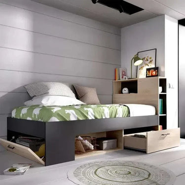Cama Compacta juvenil con estructura gris y madera clara, incluye estantería, cajón y arcón para almacenamiento.