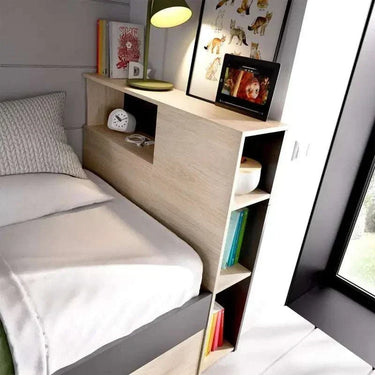 Cama Compacta juvenil en acabado madera clara con estantería integrada en cabecero, ideal para espacios pequeños y funcionales.
