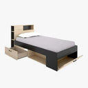 Cama Compacta juvenil en madera clara y negra con cabecero estantería, cajón lateral y arcón frontal para almacenaje.