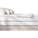 Cama Compacta juvenil en blanco con estructura de tablero melamínico, cama supletoria y cajón inferior con asas rectangulares.