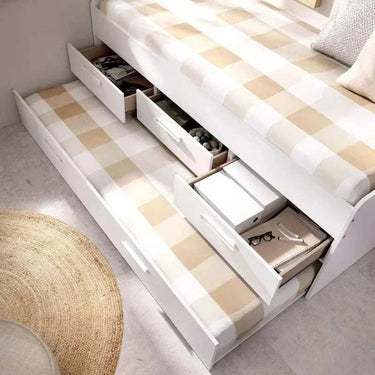 Cama Compacta blanca juvenil con cama nido supletoria y tres cajones de almacenamiento con ruedas, diseño funcional y compacto.
