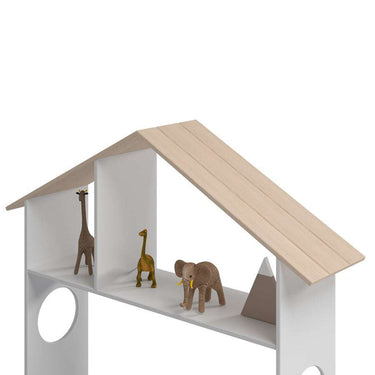 Cama infantil blanca con estructura laminada y techo de madera natural a dos aguas, con estantes abiertos integrados.