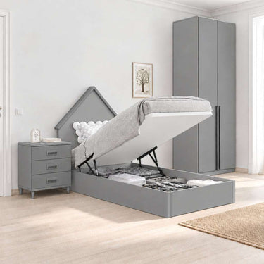 Cama juvenil abatible gris de melamina, con cabecero decorativo en forma de casita, mesita de tres cajones y armario de dos puertas.