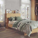 Cama juvenil de madera clara con cabecero organizador de estantes, acompañada de armario a juego y ropa de cama verde.