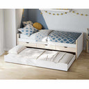 Cama nido compacta Aklav con cajón inferior y detalles madera de chopo