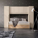 Cama nido juvenil beige de melamina, con cama inferior extraíble con frente efecto madera y armarios superiores integrados.