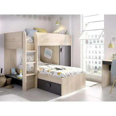 Cama tren de dos camas en madera clara, con escalera, armario gris y cajones oscuros integrados.