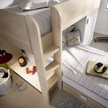 Cama tren de dos niveles en madera clara con escalera integrada y camas vestidas con textiles de rayas grises.