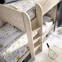 Cama tren de dos camas en madera clara, con escalera central, armario y cajón inferior; ropa estampada con animales.