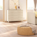 Cómoda dormitorio de cuatro cajones en color blanco, con acabado liso y tiradores ovalados integrados.