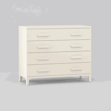 Cómoda dormitorio de cuatro cajones en color blanco, con acabado liso y tiradores ovalados a juego.