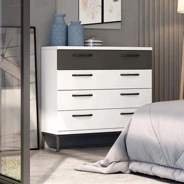 Cómoda LUCCA de 4 cajones con tirador, diseño moderno y alta capacidad, fabricada en España con materiales naturales y melamínicos resistentes.