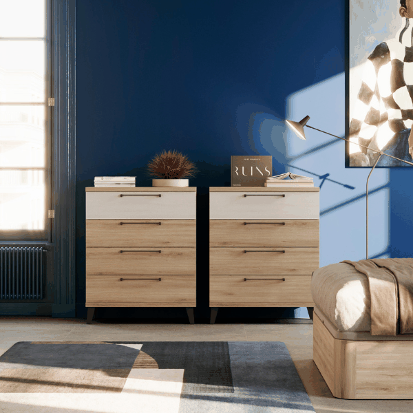 Cómoda Lena de cuatro cajones color madera de 80 cm en dormitorio moderno
