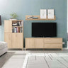 Composición de salón LECCE ambiente con muebles en tonos amaderados naturales, vitrina y estante de pared.